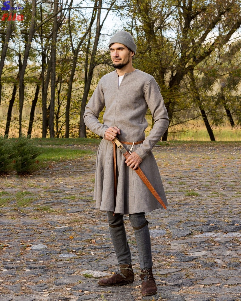 Medieval cotehardie, 14th century clothing, Men's woolen cotehardie, Medieval jopula