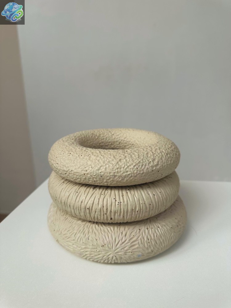 Sculpture contemporaine en céramique avec trois anneaux - Photo 1