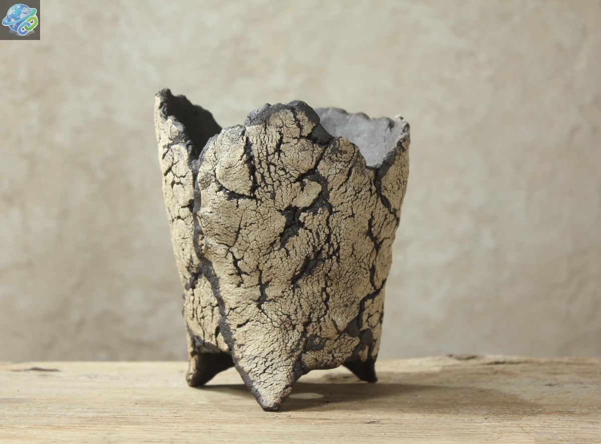Rustic stoneware pot for succulents and cacti - Picture 1