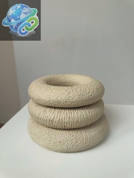 Sculpture contemporaine en céramique avec trois anneaux